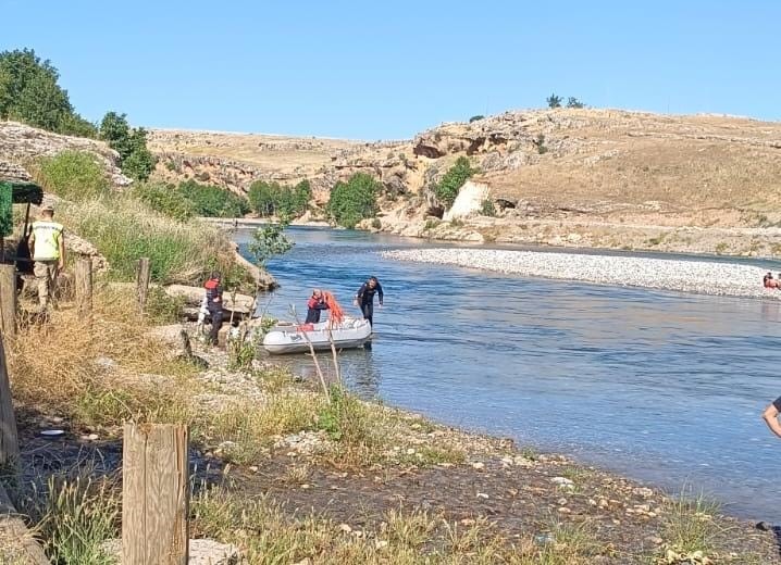 Dicle Nehri’nde mahsur kalan 5 kişi kurtarıldı