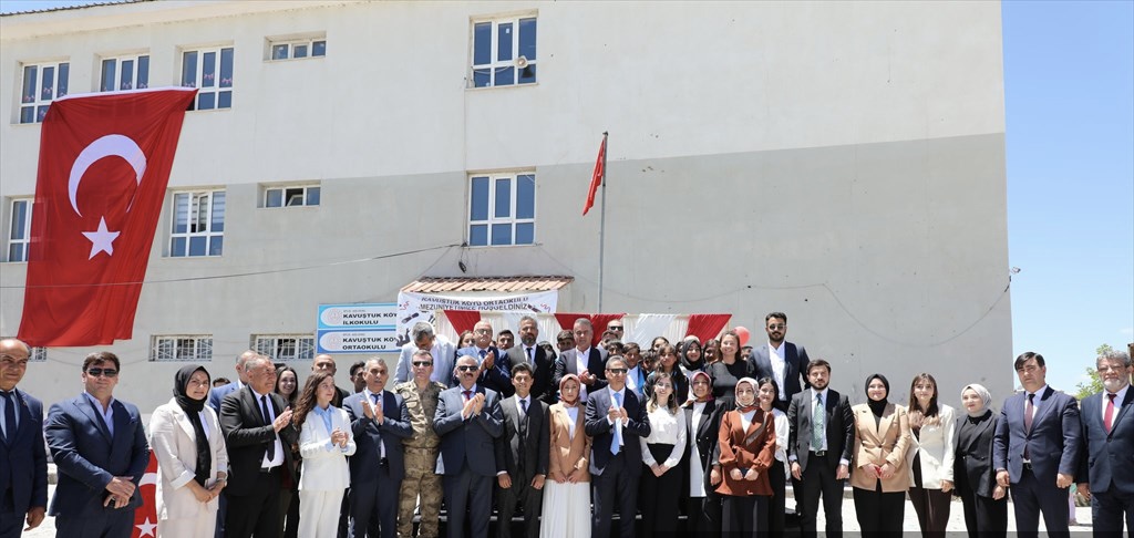 Bitlis Valisi Karaömeroğlu, mezuniyet törenine katıldı