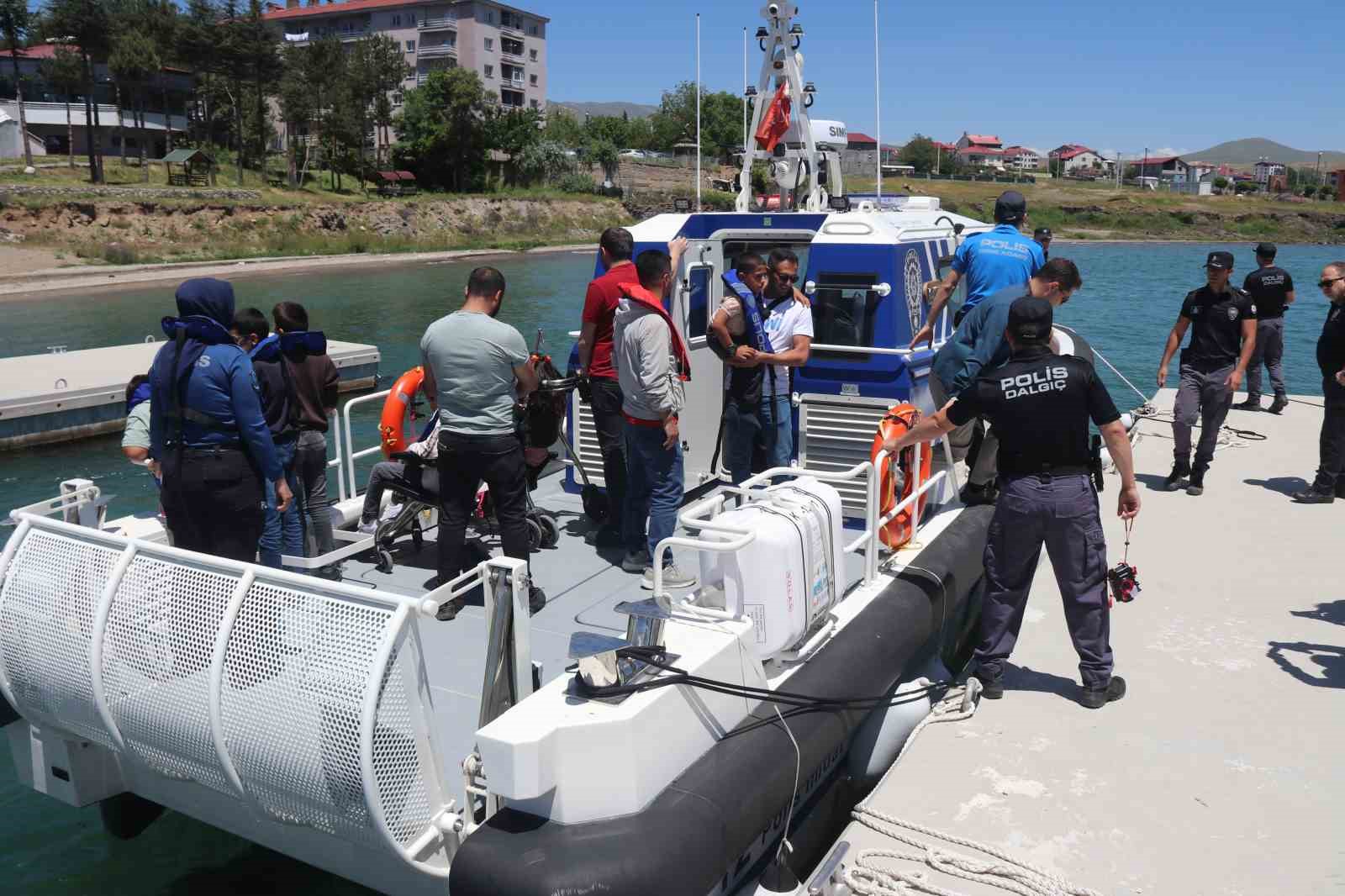 Özel çocuklar botla Van Gölü’nü gezdi