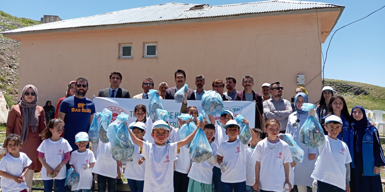 Hamur’da Kaymakam ve öğrenciler çöp topladılar