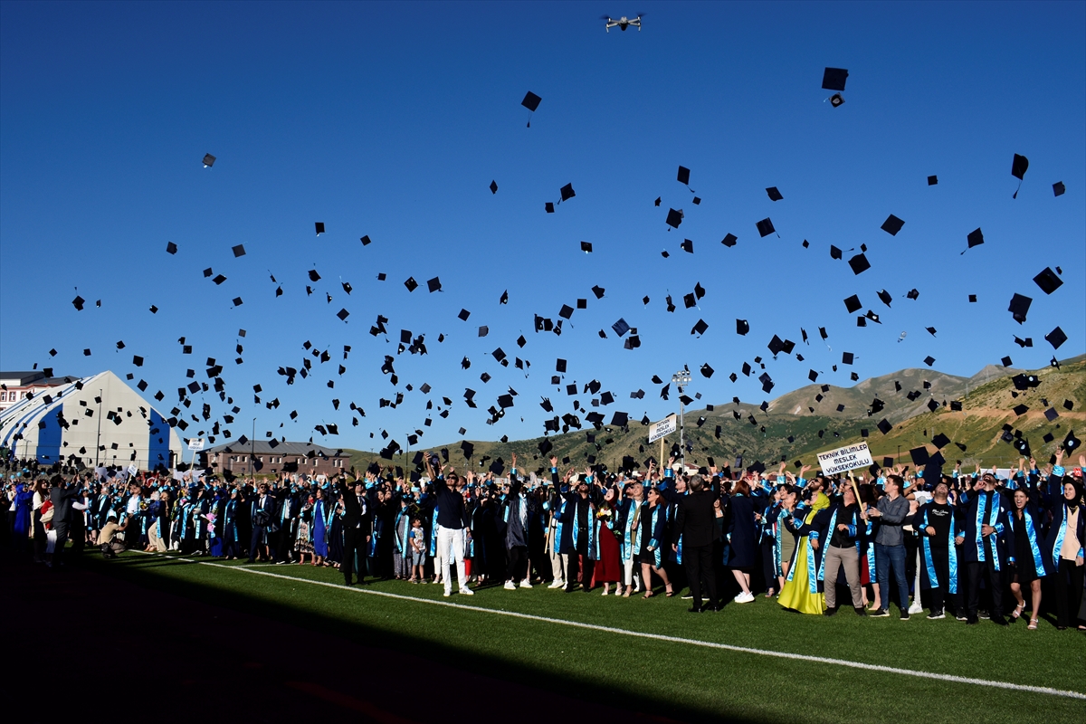 Bitlis Eren Üniversitesi'nde 2 bin 390 öğrencinin mezuniyet coşkusu