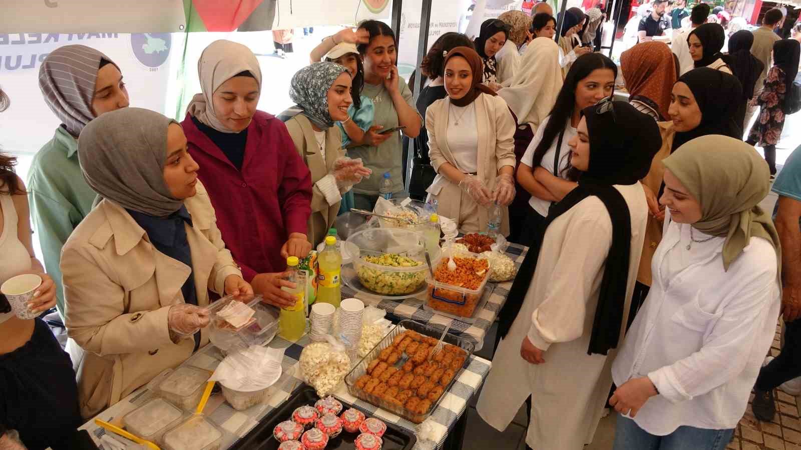 Van'da Gazze için hayır çarşısı kurdu