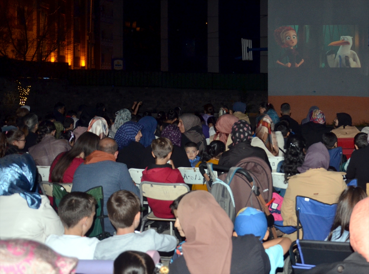 Kars'ta çocuklara açık hava sineması