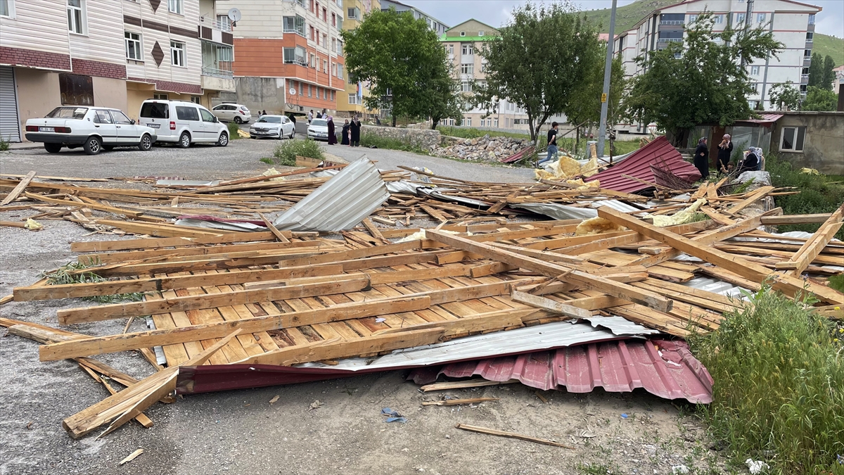 Bitlis'te şiddetli rüzgar çatıları uçurdu