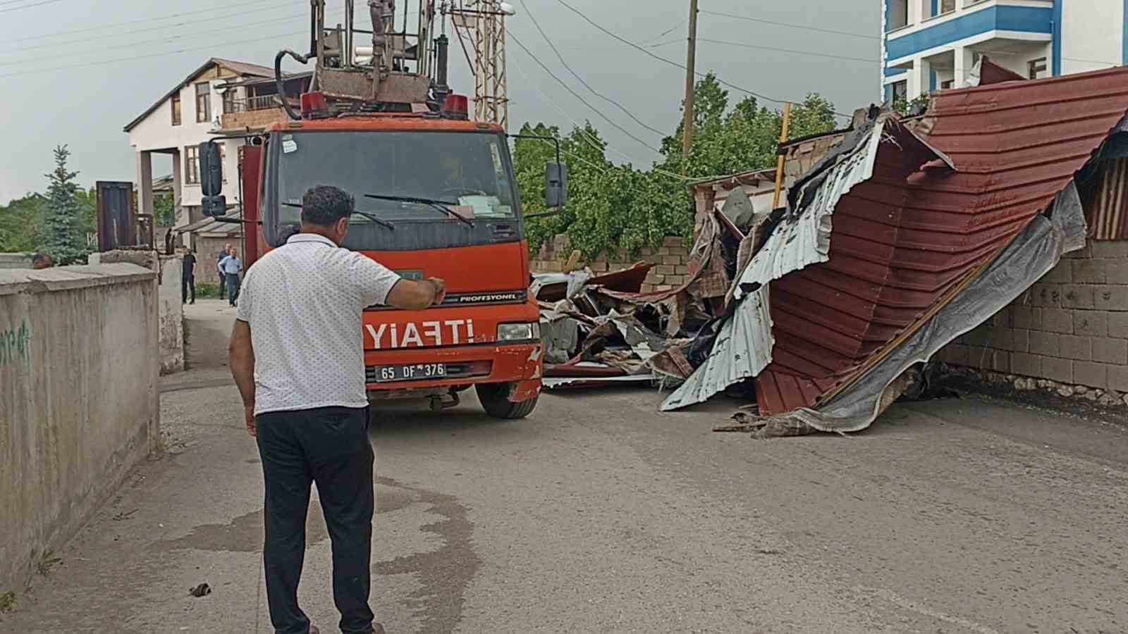 Van’da şiddetli fırtına okulun çatısını uçurdu