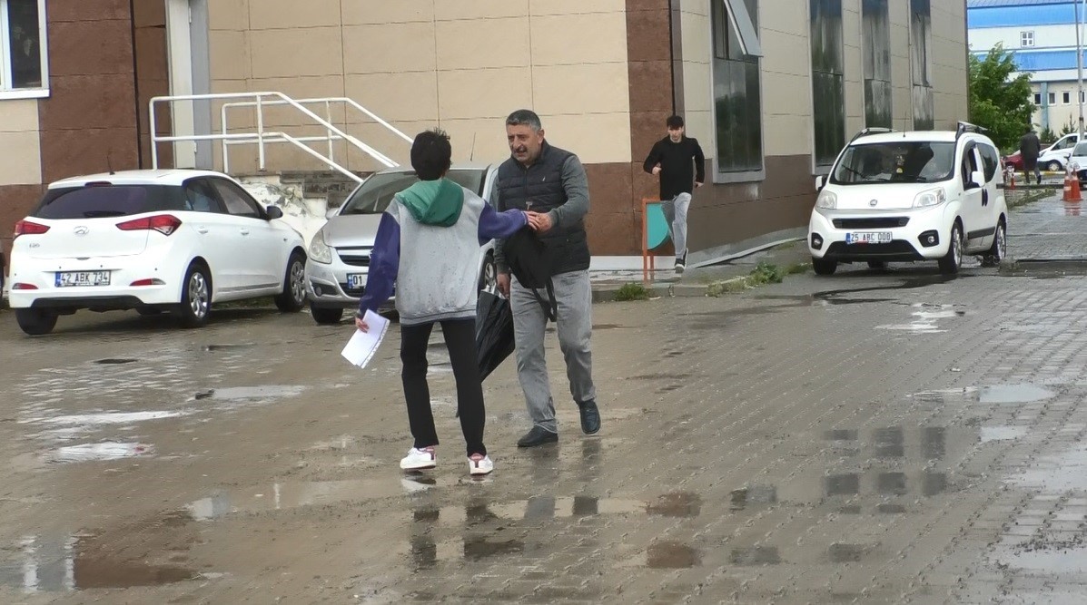 Kars’ta sınava geç kalan 3 öğrenciyi polis yetiştirdi