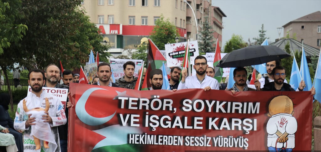 Erzurum'da sağlık çalışanları Gazze için yürüdü