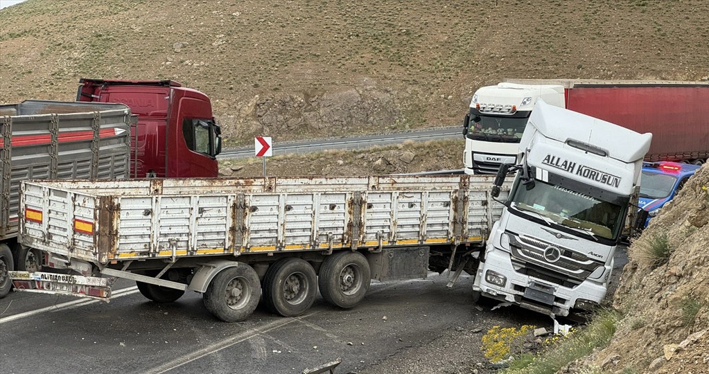 Van'da iki tır birbirine girdi: 3 yaralı