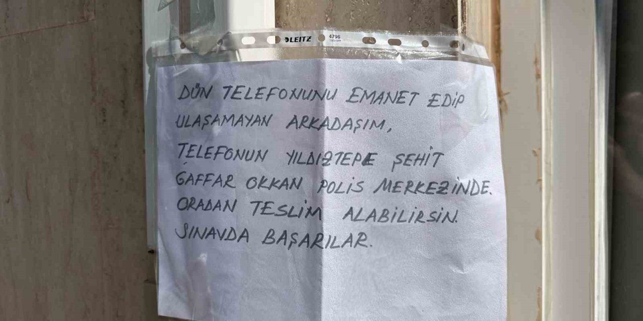 Sınava giren öğrencinin telefonunu emanet alıp geri veremeyen vatandaş okul kapısına not bıraktı