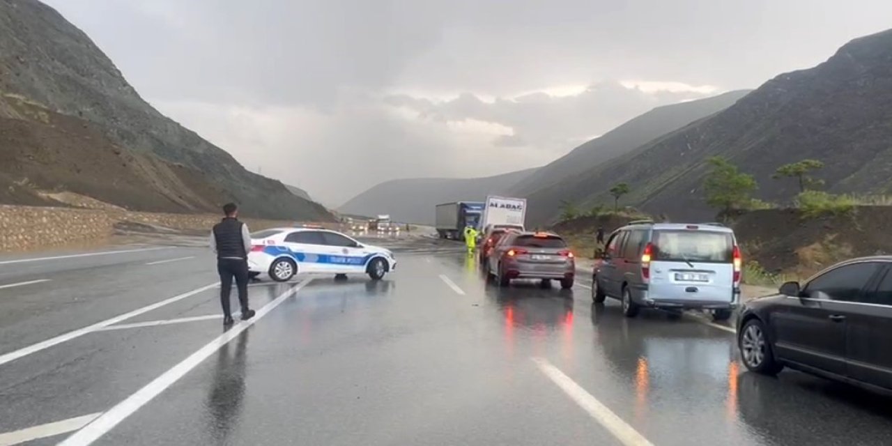 Erzincan - Sivas kara yolu heyelan nedeniyle ulaşıma kapandı