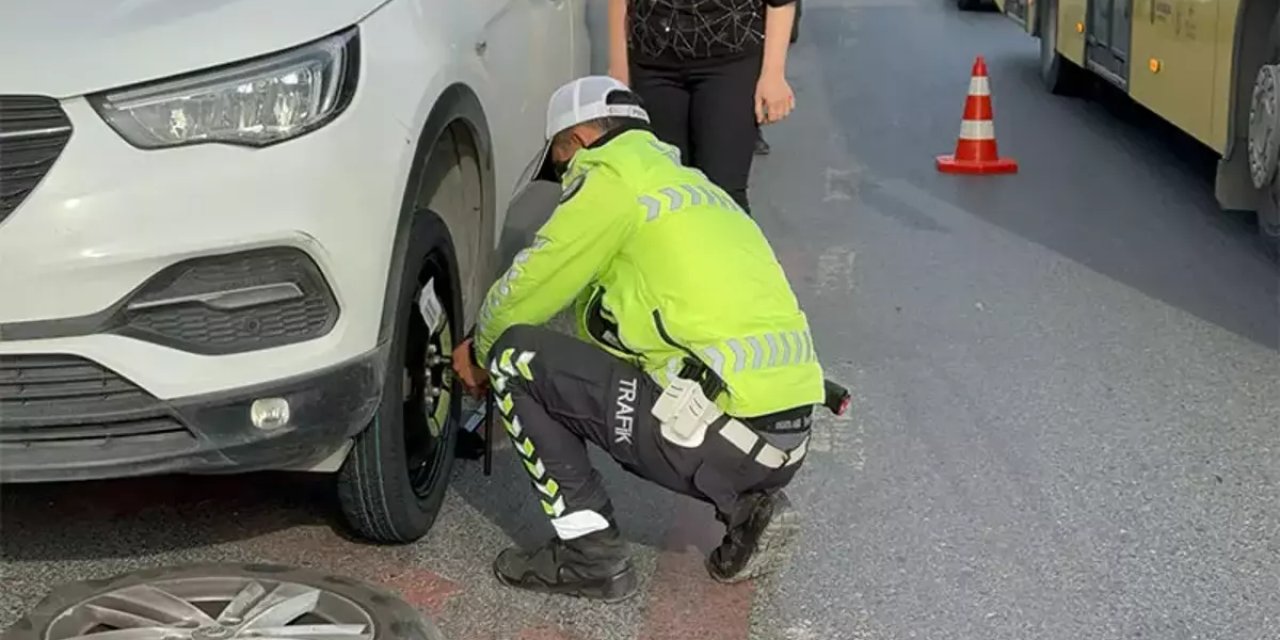 Sınava giderken aracının lastiği patlayan kişiye polis yardım etti