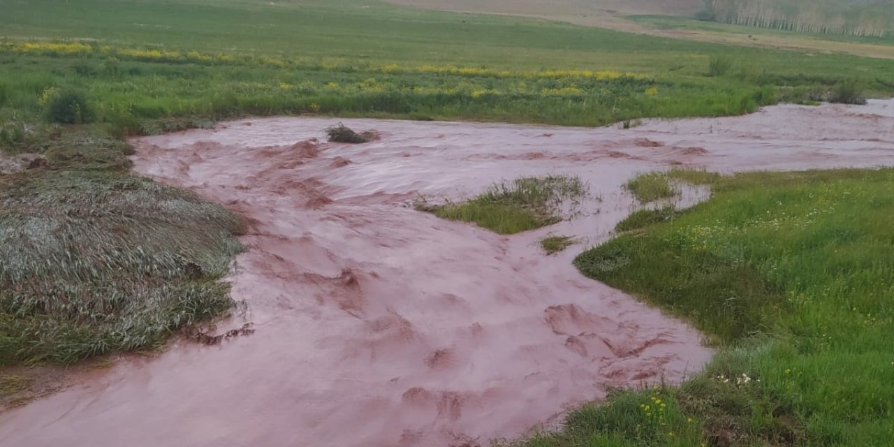 Başkale’de tarım arazileri sel suları altında kaldı