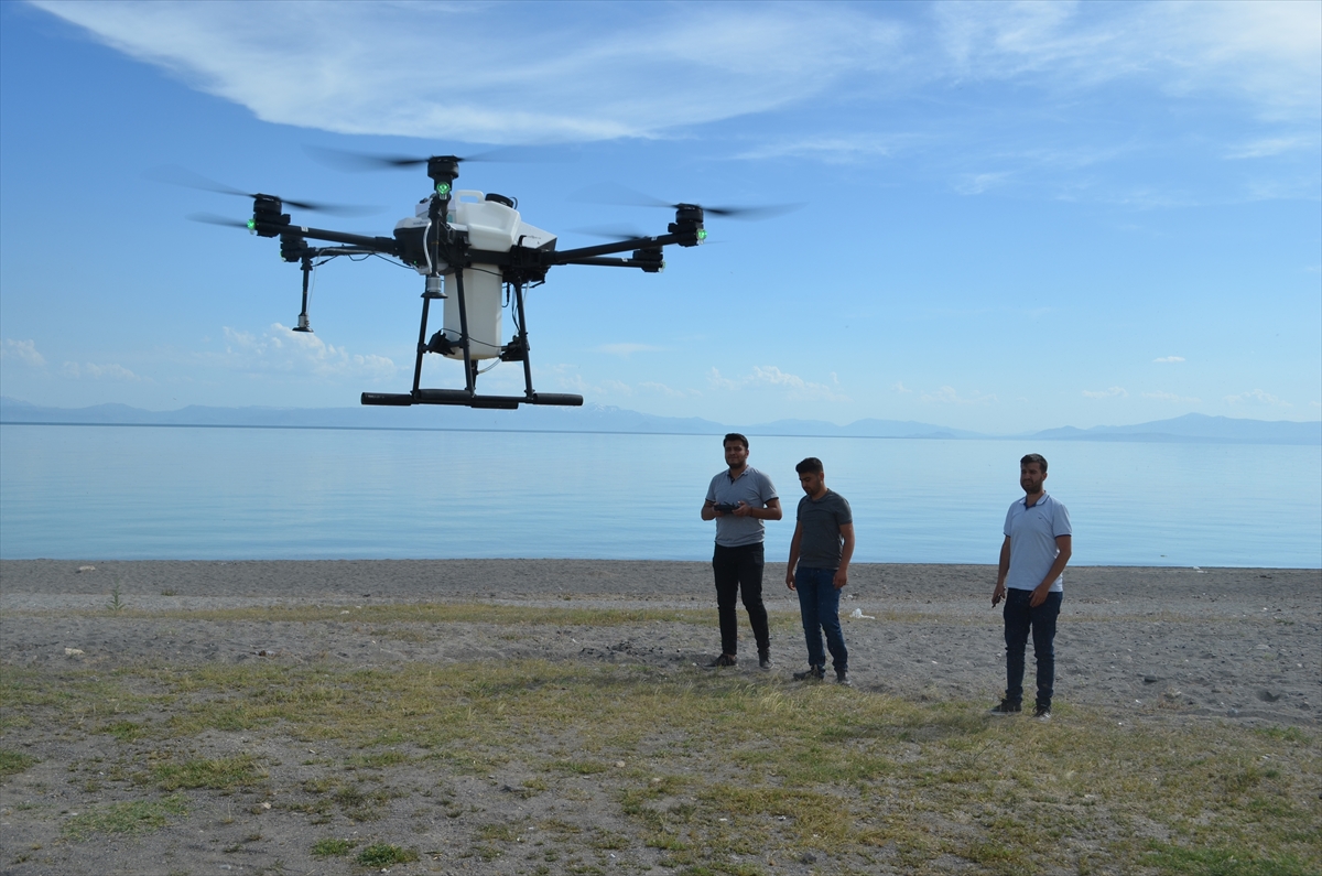 Bitlis'te sineklere karşı dronla ilaçlama