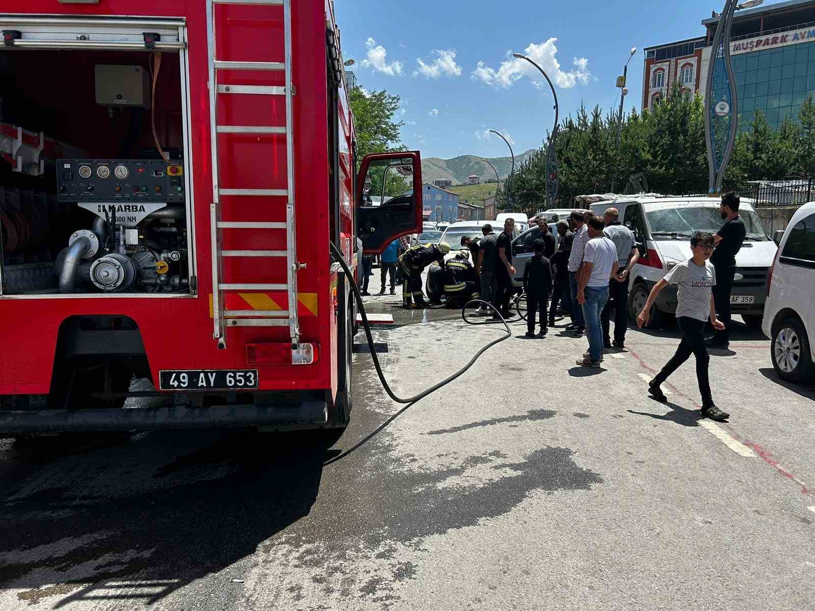 Muş’ta park halindeki araç alev alev yandı