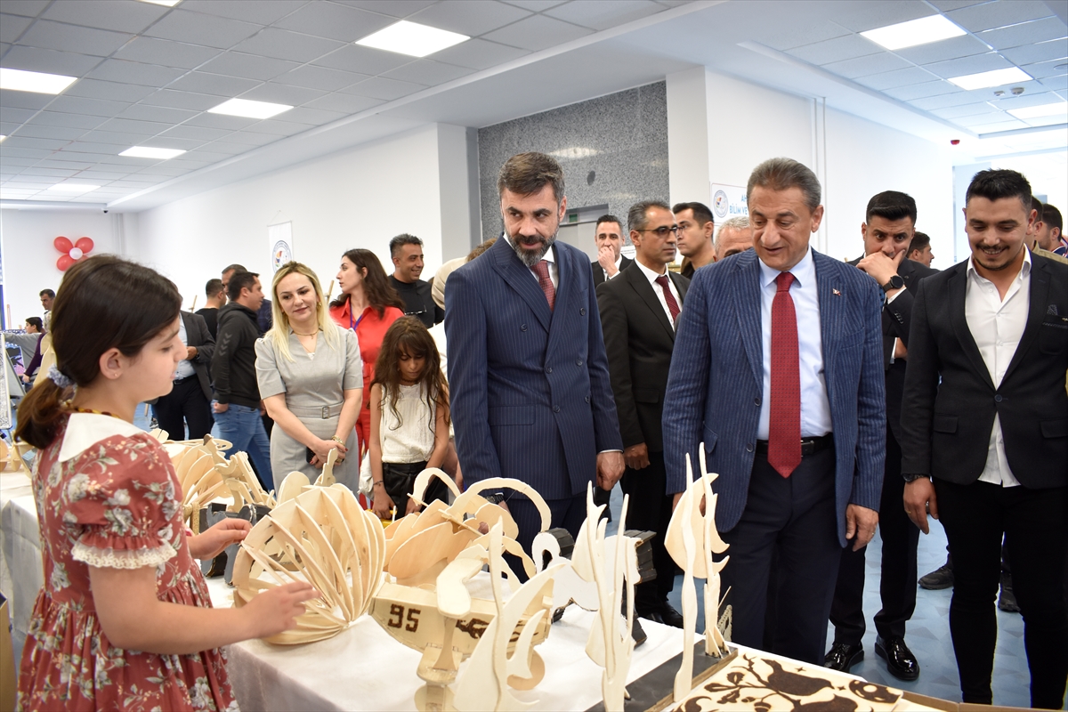 Bitlis Ahmet Eren Bilim ve Sanat Merkezi'nde yıl sonu sergisi düzenlendi