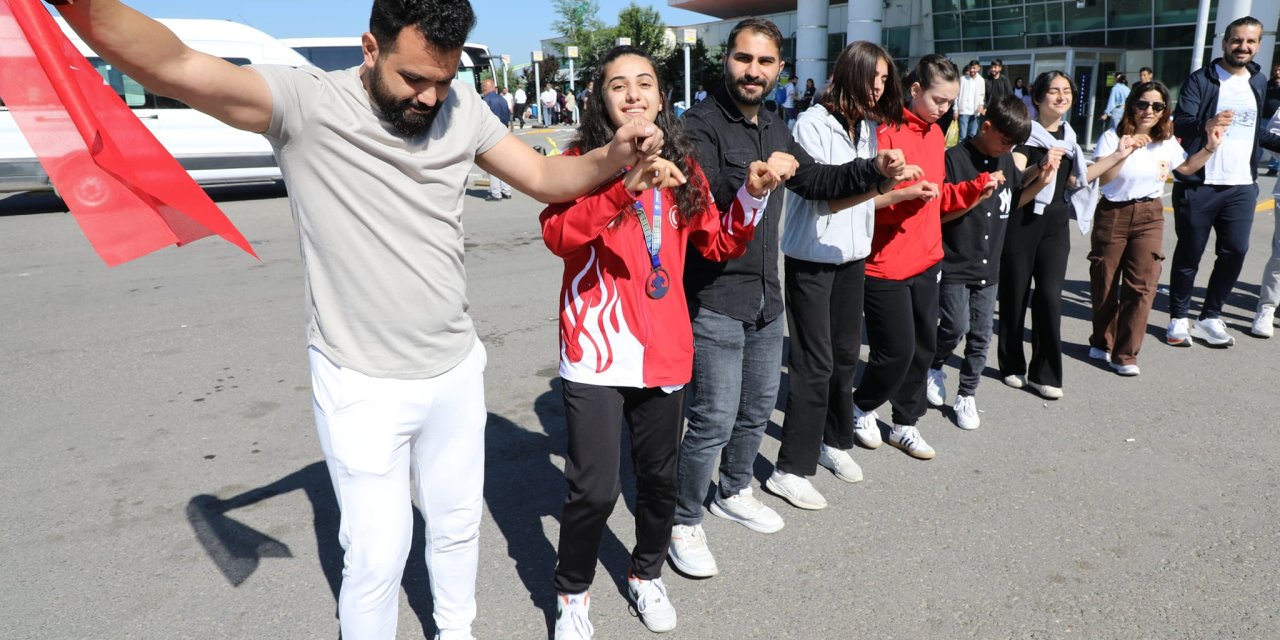 Dünya İkincisi Sibel Oruç’a Coşkulu Karşılama