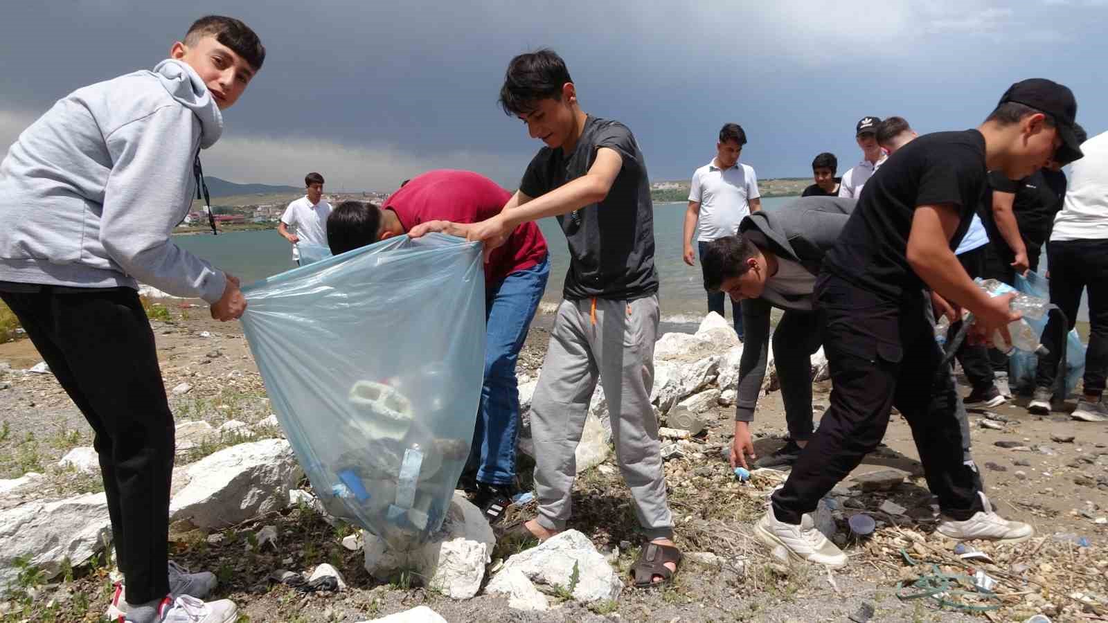 Öğretmenler ve öğrencileri Van Gölü sahilinde temizlik yaptı