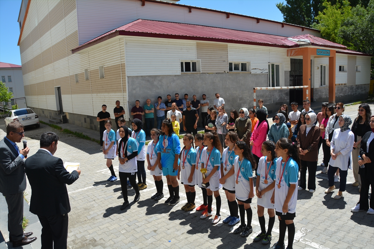 Bitlis'teki kız futbol takımı Türkiye üçüncüsü oldu