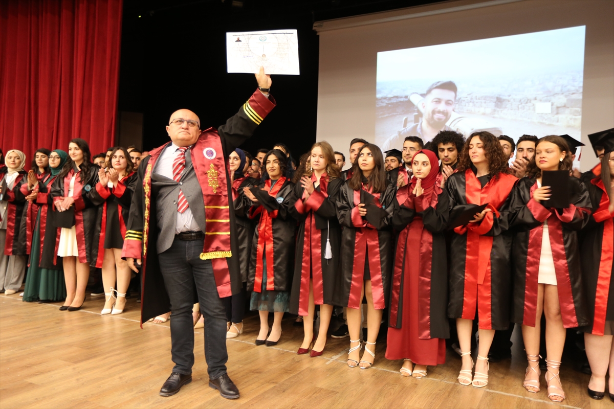 Depremde hayatını kaybeden öğrencinin diplomasını Kars'taki arkadaşları aldı