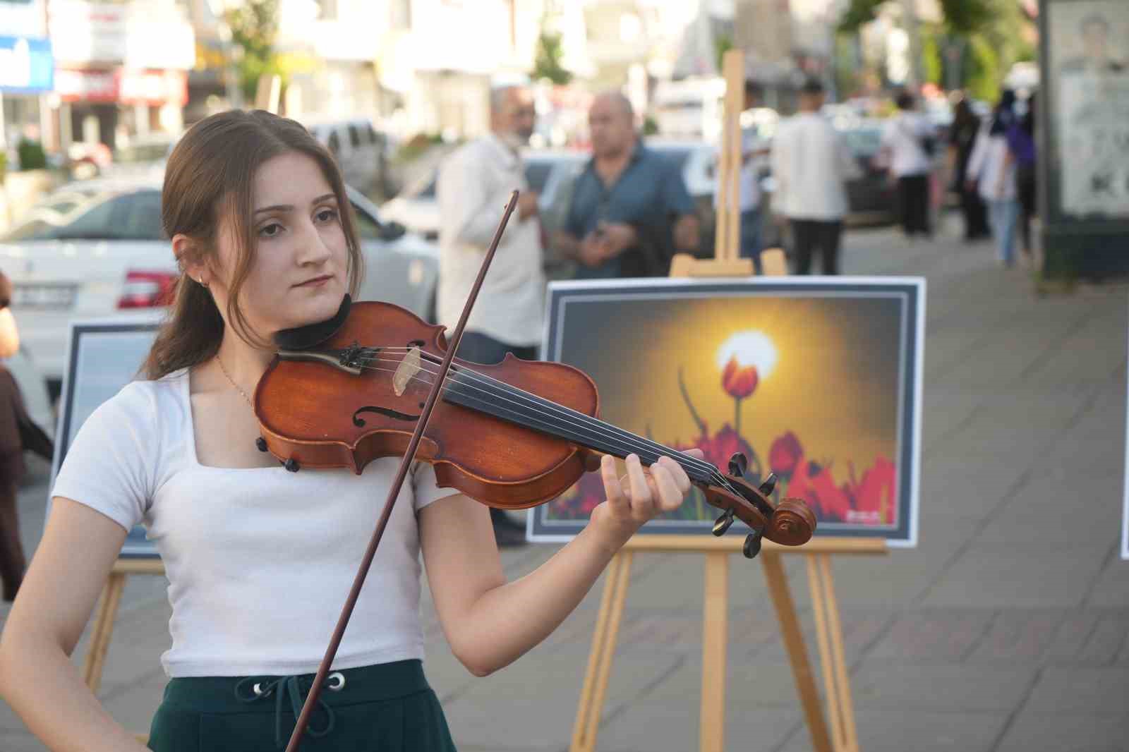 Muş'ta enstrümanlarla fotoğraf sergisi