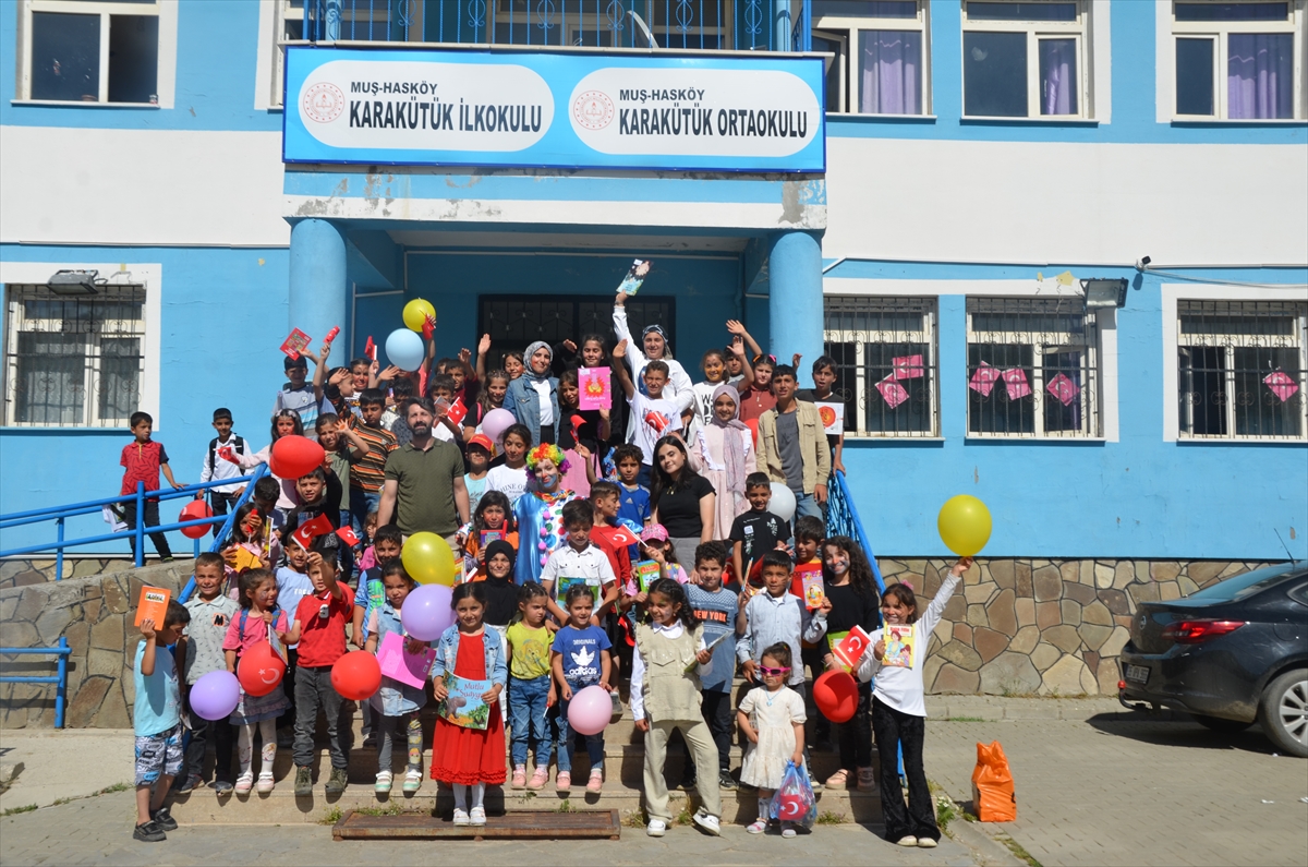 Muş'ta gönüllüler köy okulunda öğrencileri eğlendirdi