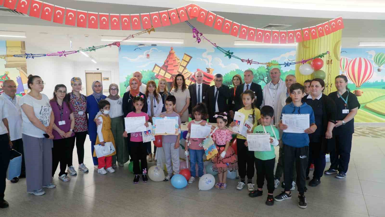 Erzurum Şehir Hastanesi’nde karne günü heyecanı