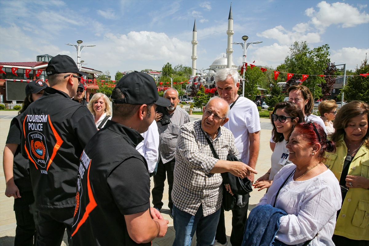 Van'da turizm polisleri, yerli ve yabancı turistlerin güvenliği için görev başında