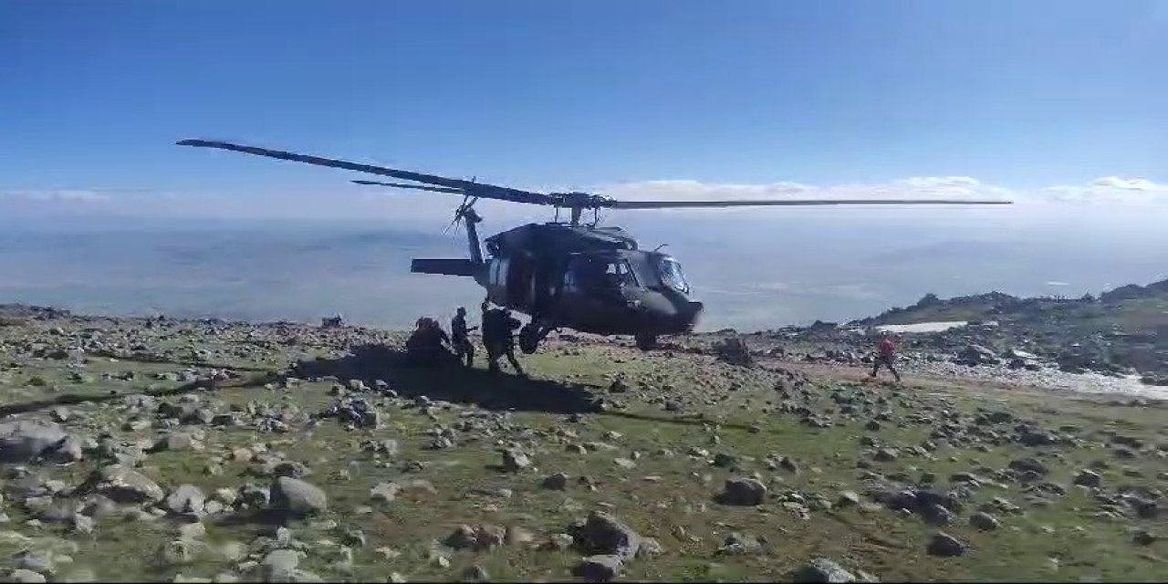 Helikopterler Ağrı Dağı'ndan düşen İranlı dağcı için havalandı