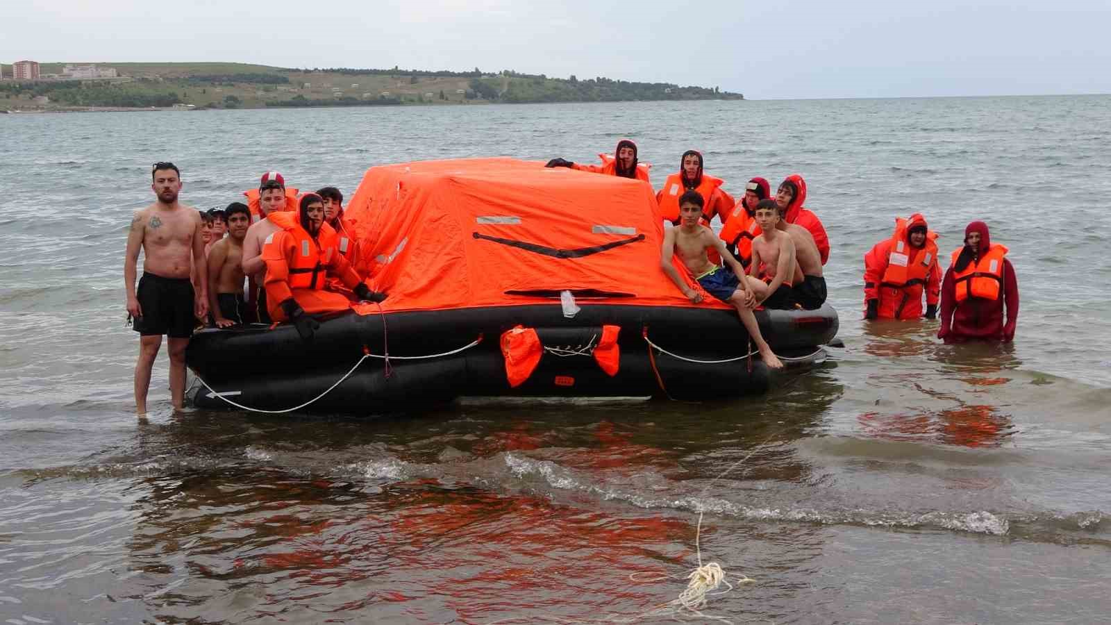 Tatvan’da öğrencilere denizde canlı kalabilme eğitimi