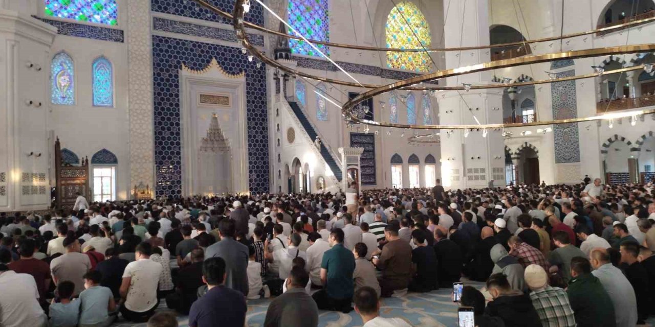 Çamlıca Camii’nde bayram namazı kılındı