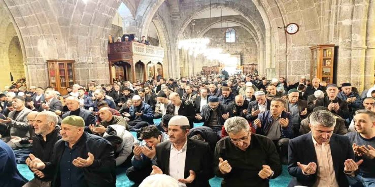 Erzurum’da protokol bayram namazı sonrası Ulu Camii’de vatandaşlarla bayramlaştı