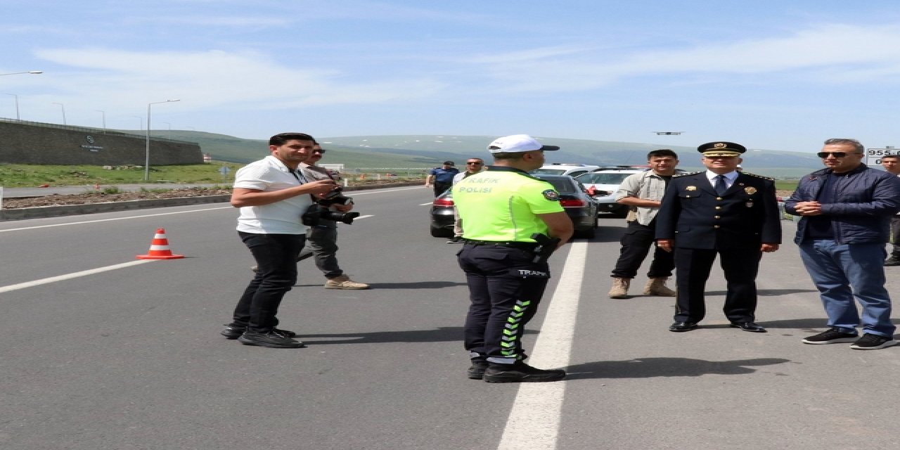 Erzurum-Ardahan kara yolunda kaza yapan tır trafiği aksattı