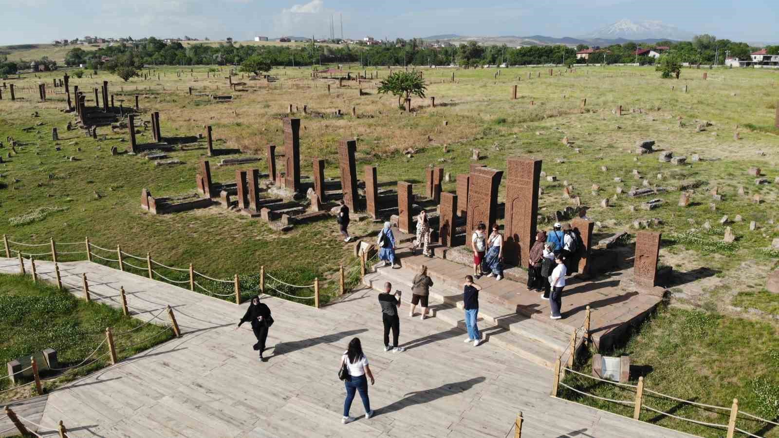 Bitlis'te Selçuklu Mezarlığı Kurban Bayramında ziyaretçilerini ağırlıyor