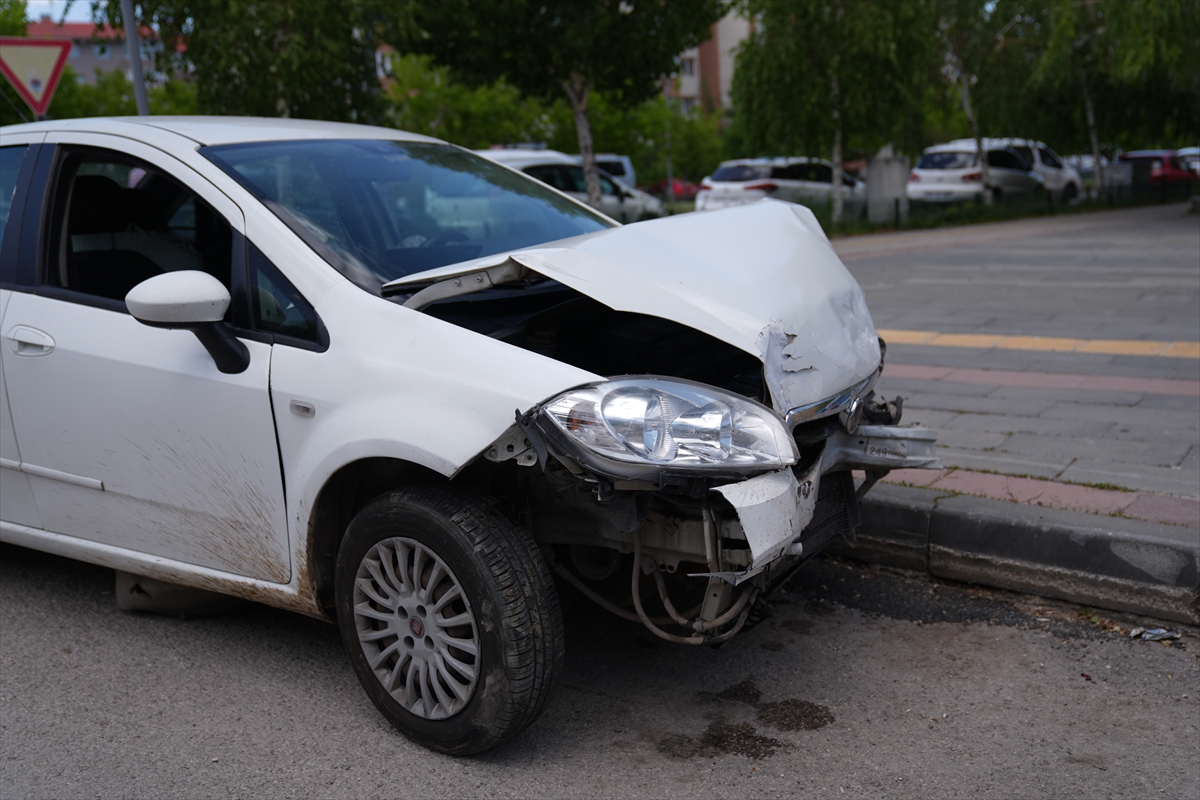 Erzurum'da otomobil ile hafif ticari araç birbirine girdi: 5 yaralı