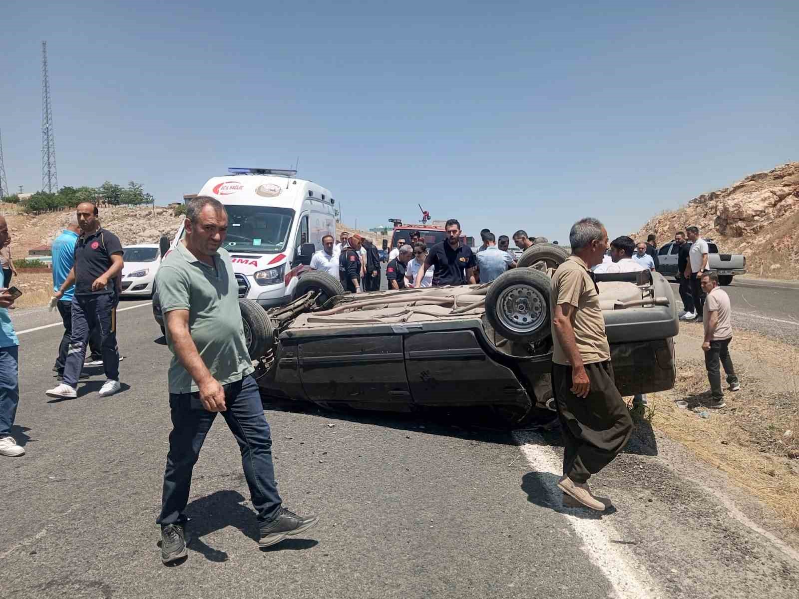 Diyarbakır’da kontrolden çıkan otomobil takla attı