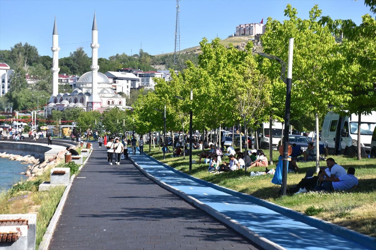 Sıcaktan bunalan vatandaşlar Van Gölü'ne akın etti