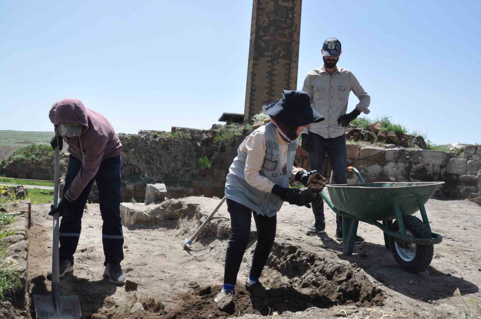 Kars’ta 8 farklı noktada kazı yapılıyor