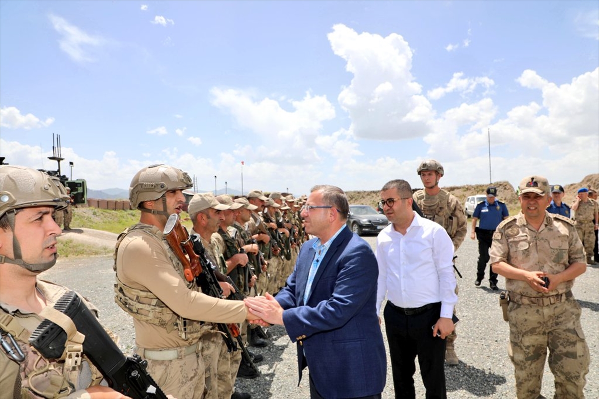 Kars Valisi Ziya Polat, Çemçe-Madur'daki üs bölgesinde askerlerle bayramlaştı