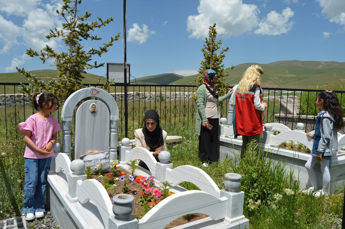 Erzurum'da PKK tarafından katledilenler mezarları başında anıldı