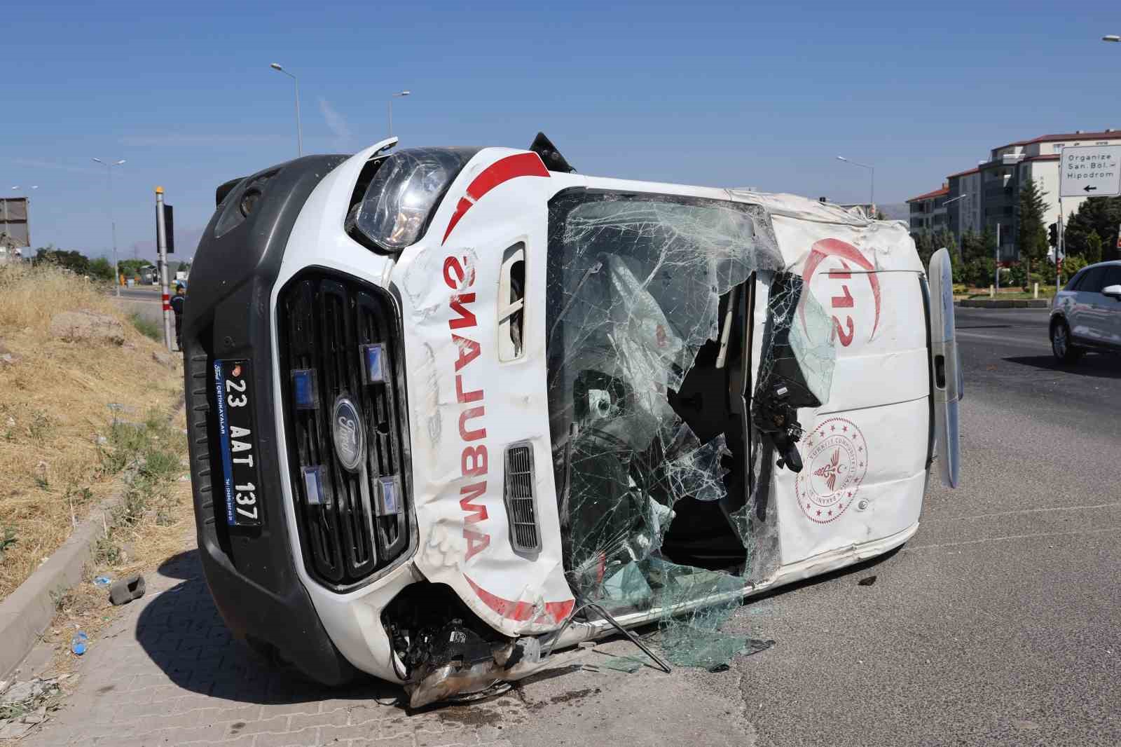 Hasta taşıyan ambulans takla attı: 5 yaralı