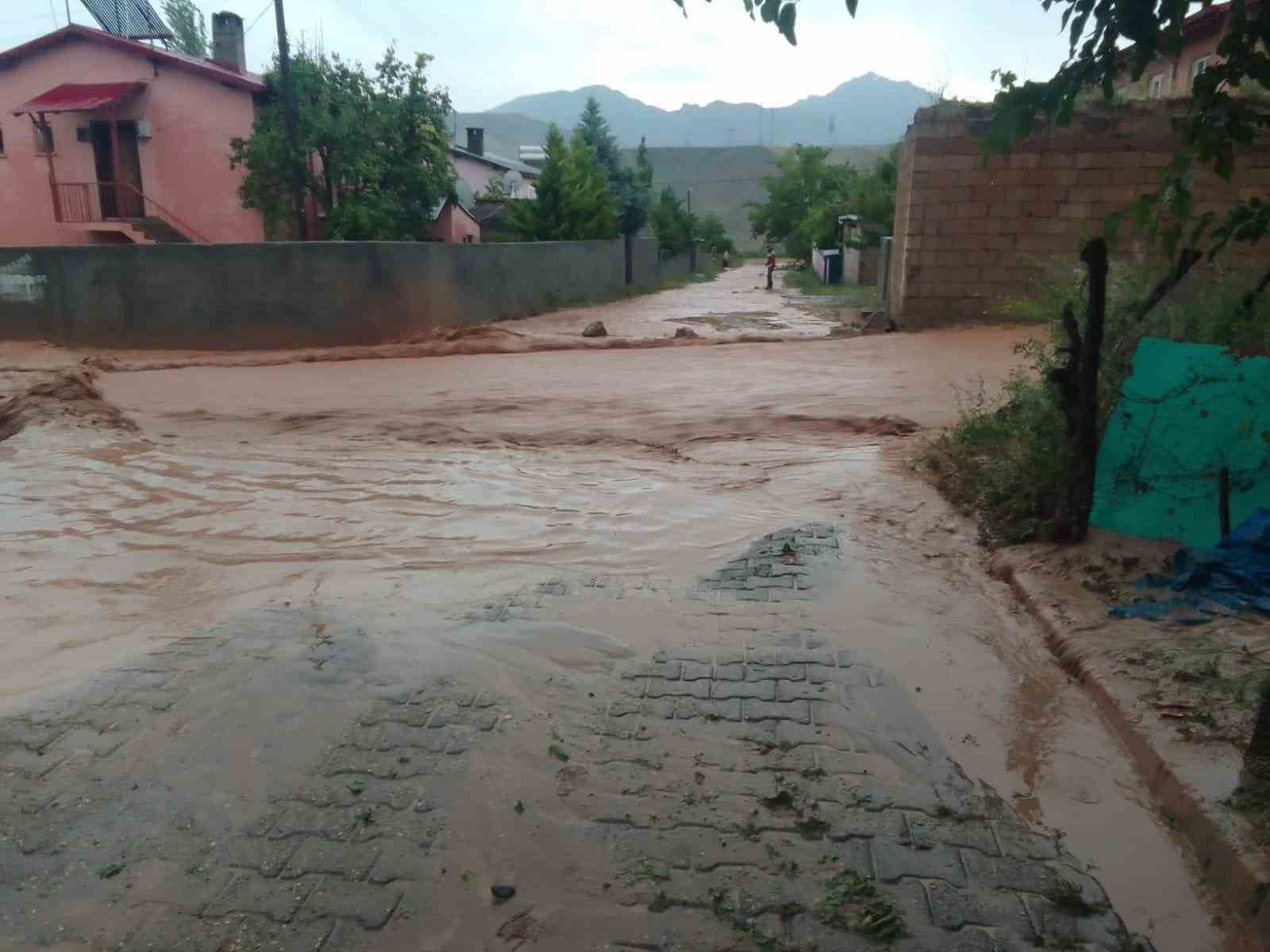 Kars'ı sel vurdu: Çok sayıda ev ve ahır yıkıldı