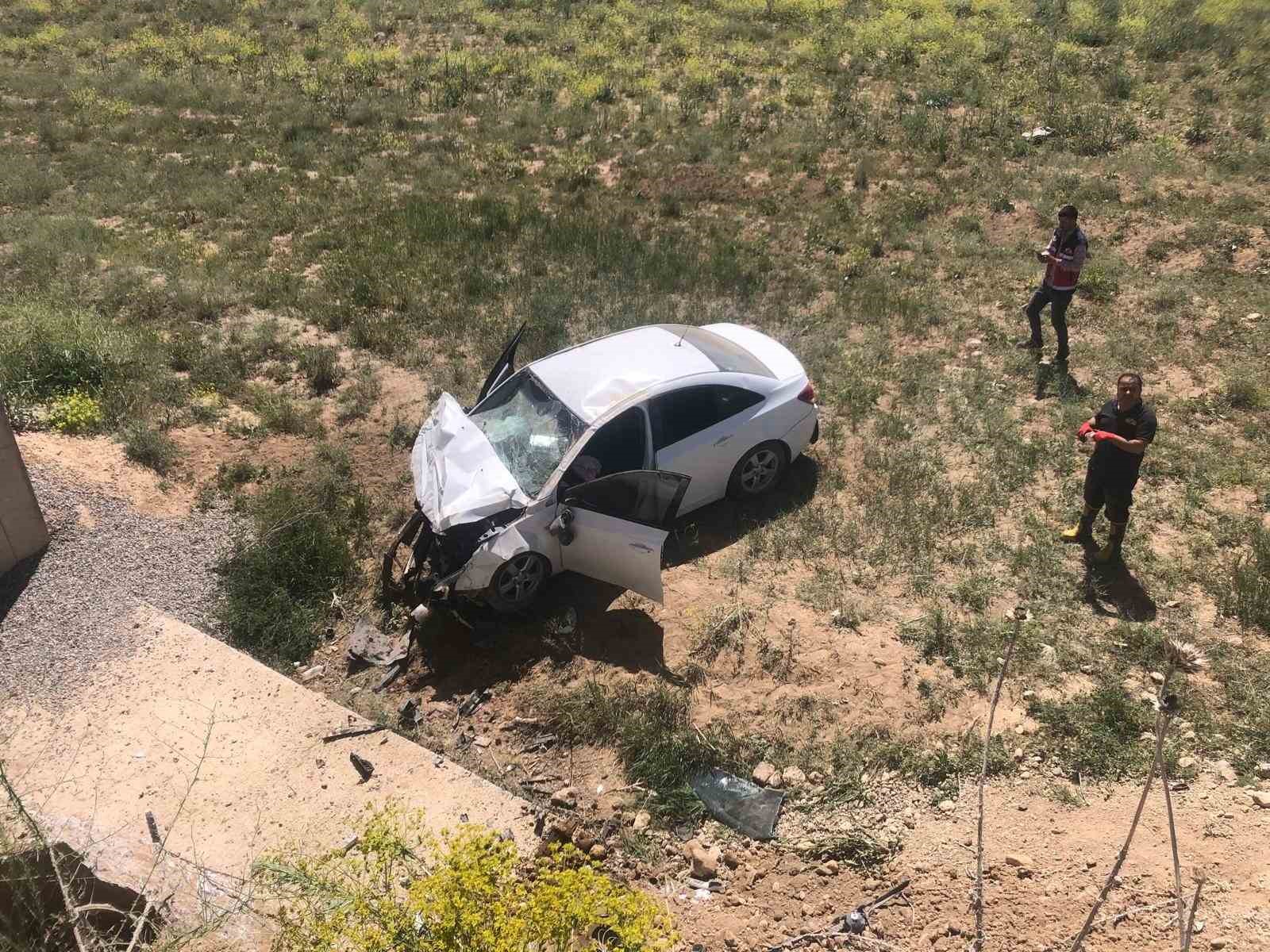 Van’da bir araç köprüden uçtu