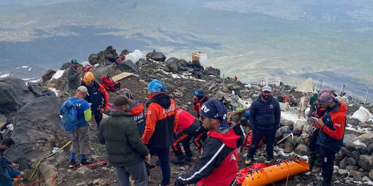 Ağrı Dağı’nda hayatını kaybeden İranlı dağcının cenazesi dağdan indirildi