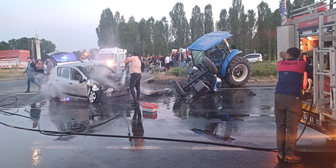 Ağrı’da traktör ve otomobil çarpıştı: 5 yaralı