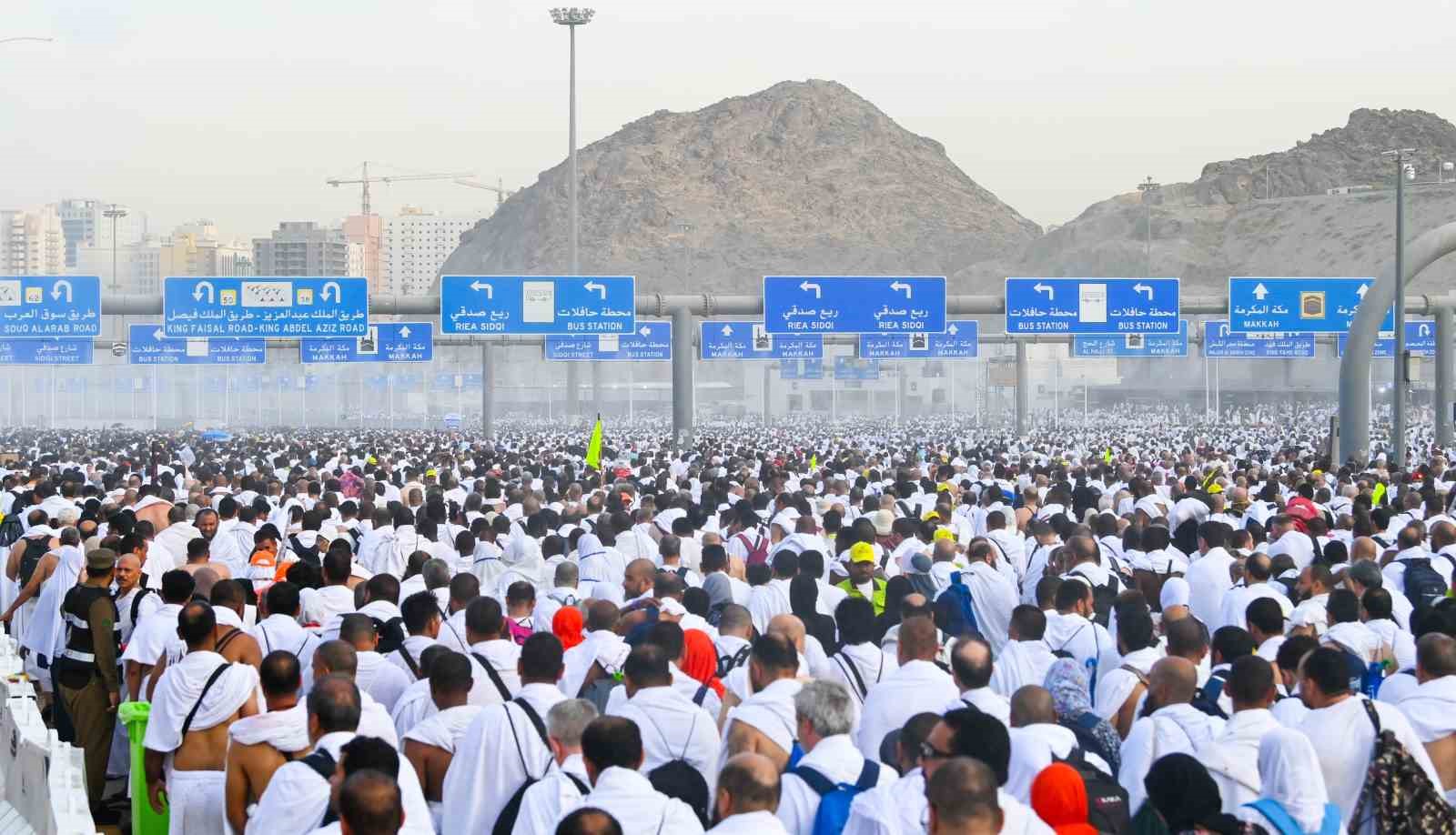 Mekke’de aşırı sıcaklardan 11 ülkeden binden fazla hacı adayı hayatını kaybetti