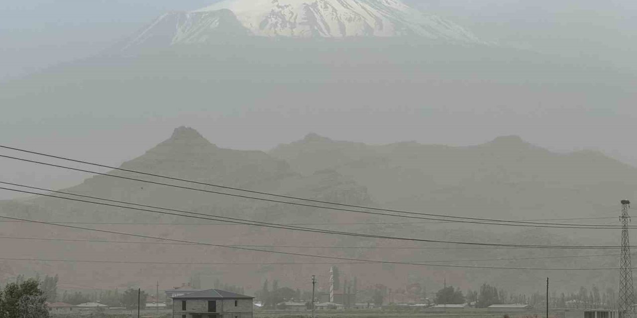 Ağrı Dağı’nda fırtına sonrası toz bulutu oluştu