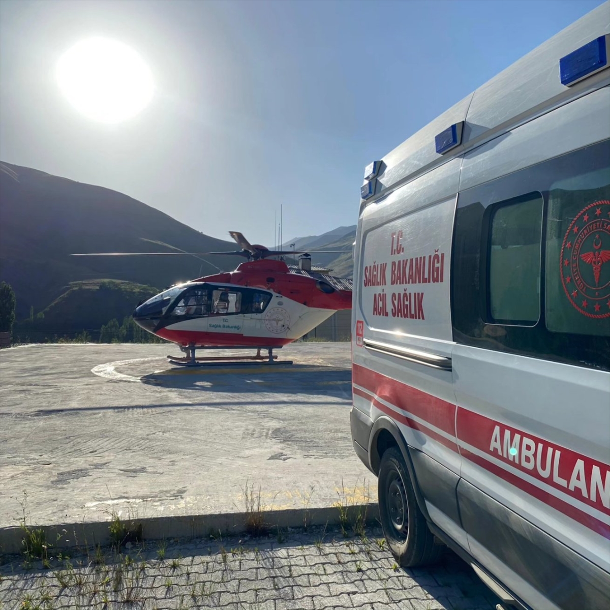 Van'da 18 yaşındaki  ambulans helikopterle hastaneye yetiştirildi