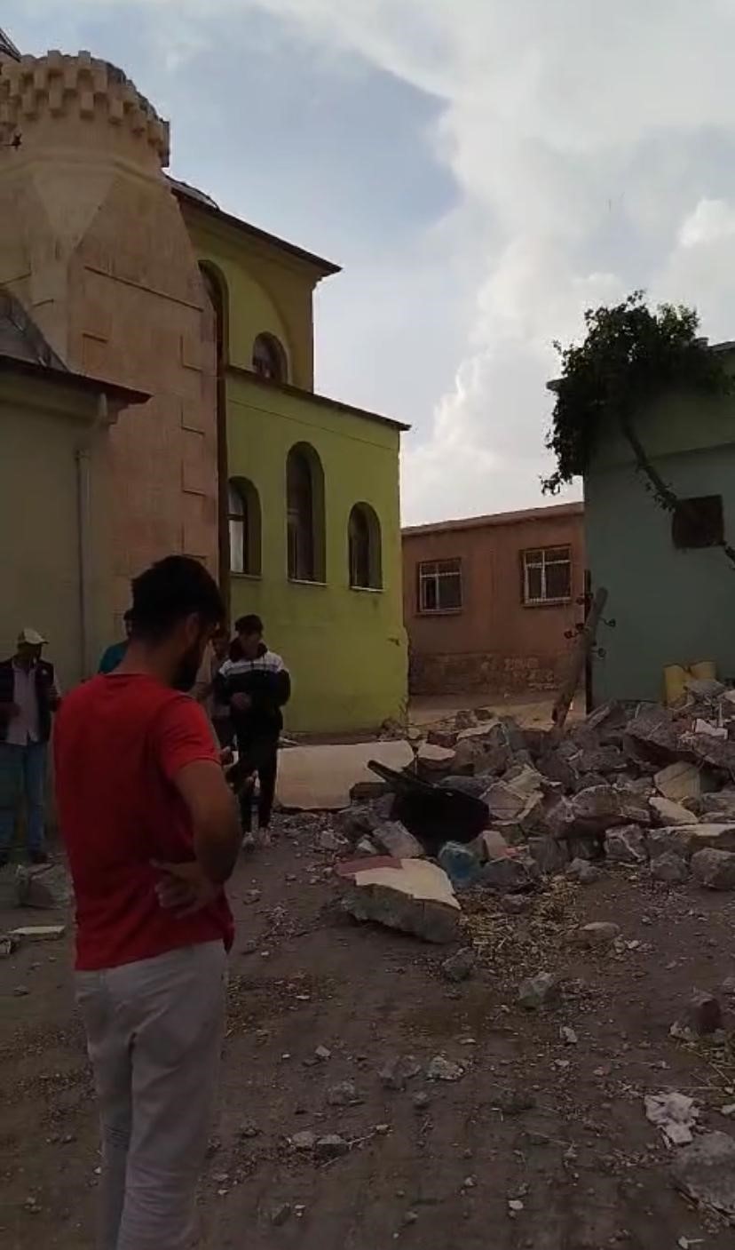 Diyarbakır’da fırtına cami minaresini evin üstüne devirdi