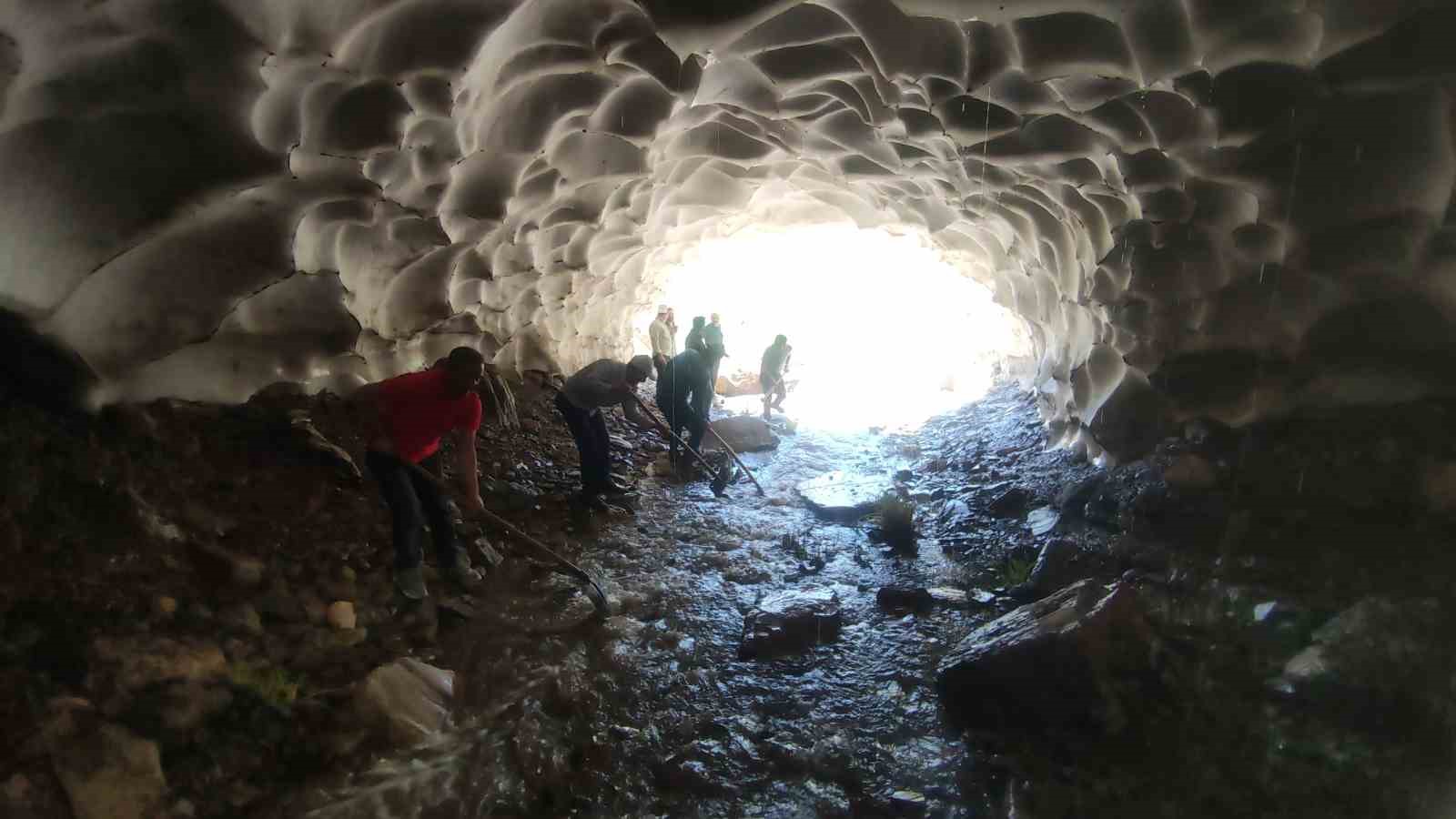 Van'da çığın tahrip ettiği sulama kanalı için mahalle sakinleri seferber oldu