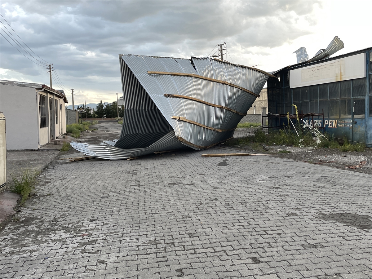 Kars'ta şiddetli rüzgar çatıları uçurdu